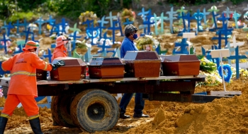 Brasil chega à marca de 700 mil mortes por covid-19